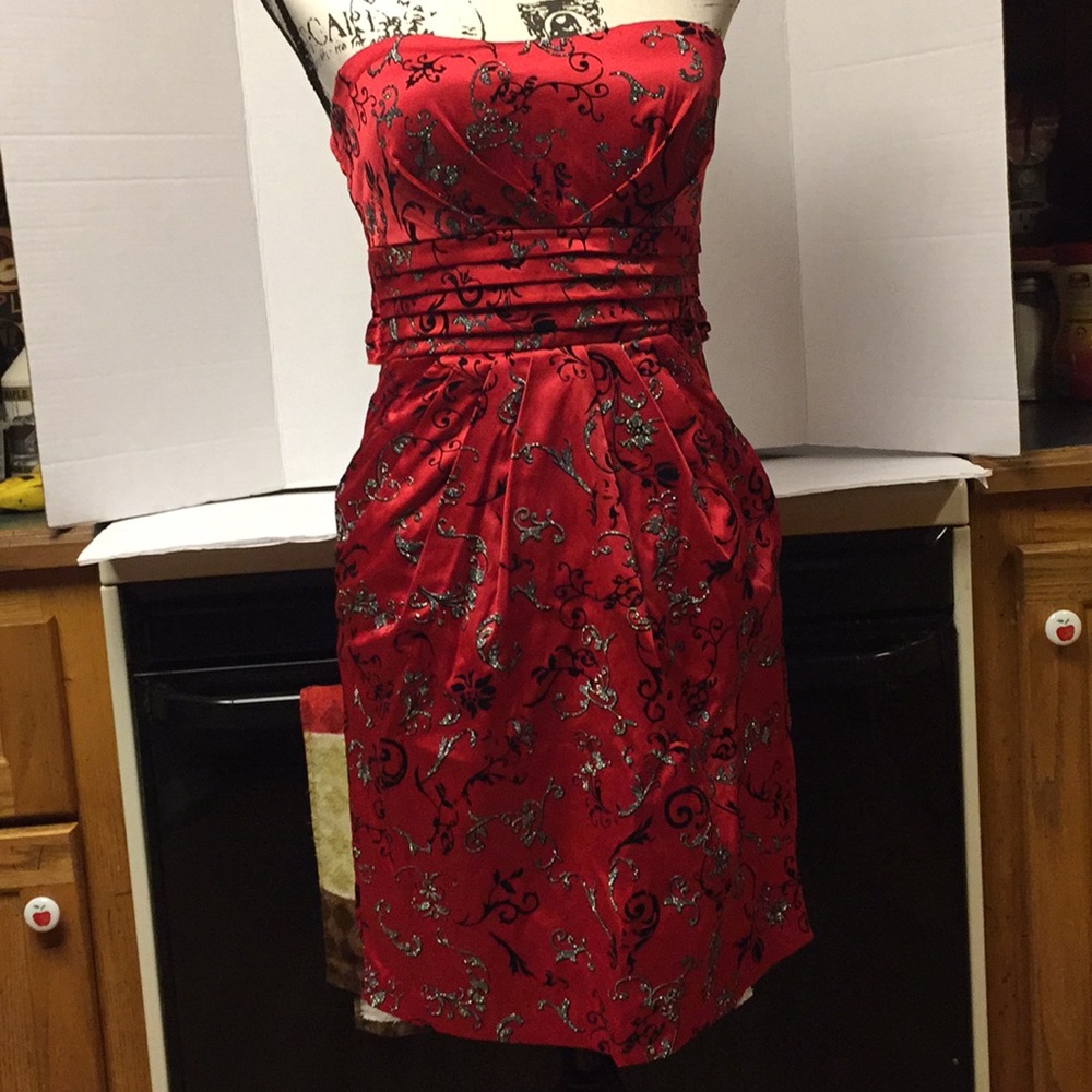 Snap red, black and silver sleeveless dress